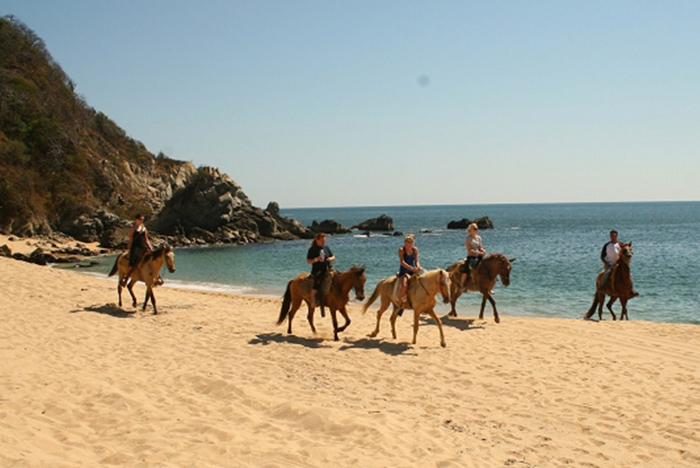 tours a caballo en la bahía conejos huatulco